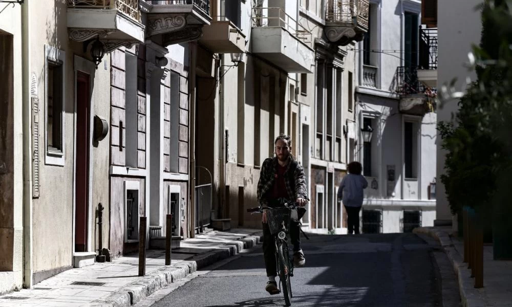 Κορονοϊός: 41 θάνατοι, 2.301 κρούσματα και 452 διασωληνωμένοι